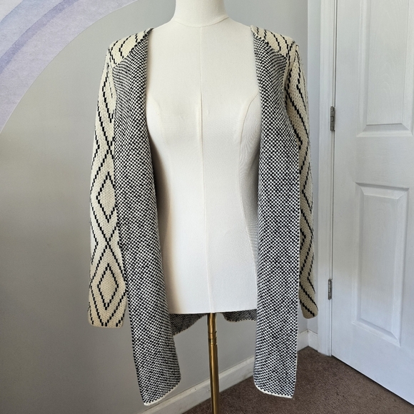 Oliver by Escio Anthropologie | Small | Creme & Black Diamond Cardigan - Picture 7 of 8